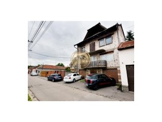 Casa P 2 M, zona Calea Clujului, 2 garaje #537;i curte