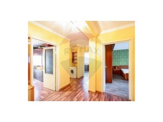 Apartament de vanzare cu 3 camere în zona Centrală