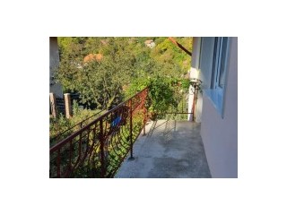 Apartament de trei camere la casa , zona Drumul Poienii , Sc